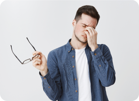 Opticien fatigué par son quotidien en magasin